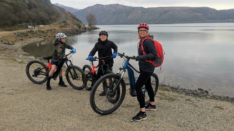 From Cromwell: Lake Dunstan Trail E-Bike Hire & Shuttle