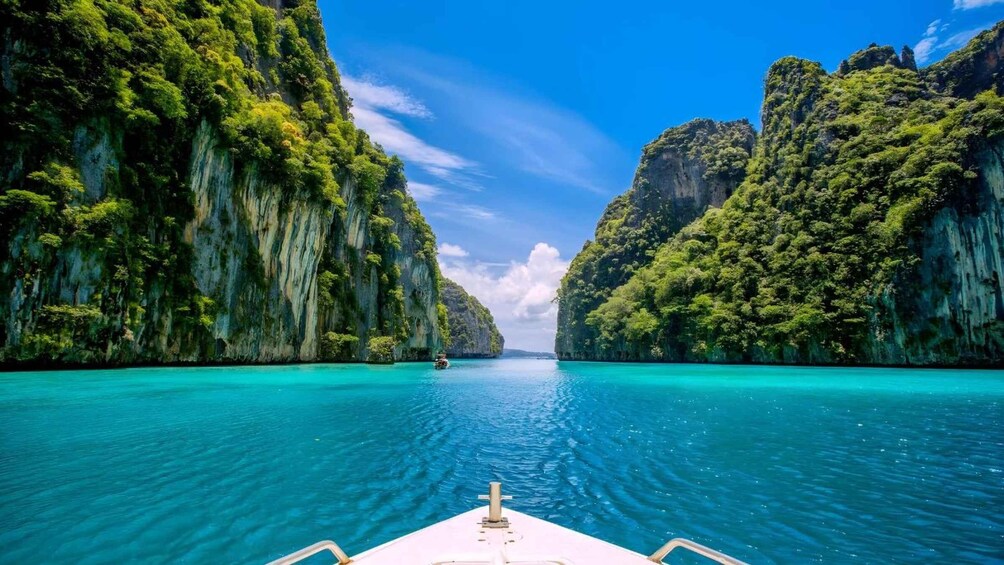 Phuket: Phi Phi Islands and Maya Bay Day Trip with Lunch