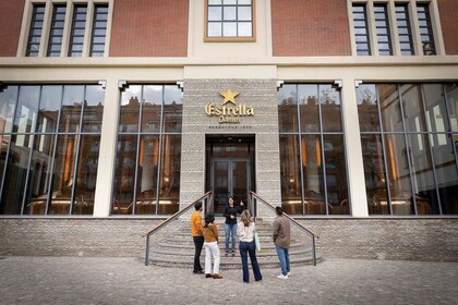 Barcelona: Estrella Damm Old Brewery Tour maisteluineen.