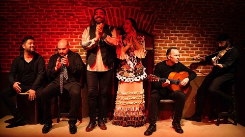 Madrid: Entrada Espectáculo Flamenco con Bebida y Charla de Artistas