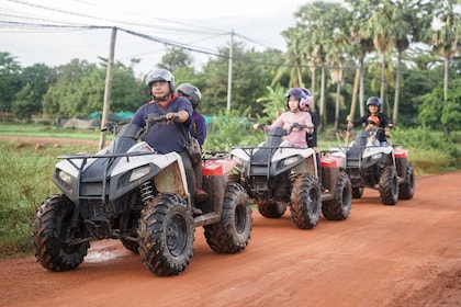 Siem Reap: Khmer Village and Crocodile Farm quad bike Tour