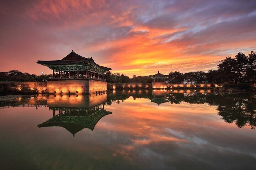 The palace reflected in the lake boasts incomparable beauty. It is a must-see night view tourist attraction in Korea.