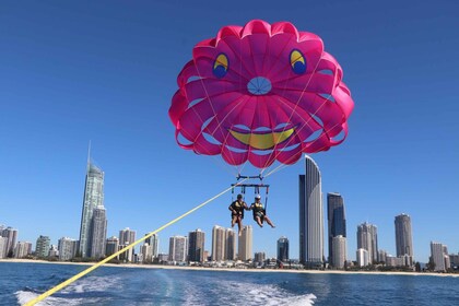 Goldküste: Parasailflug mit dem Boot