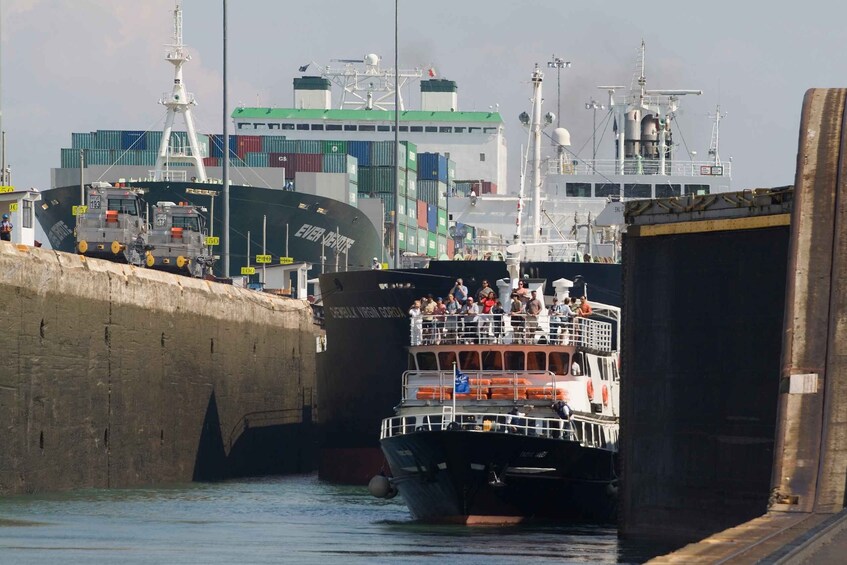 Panama: 6-Hour Panama Canal Southbound Cruise & Lunch