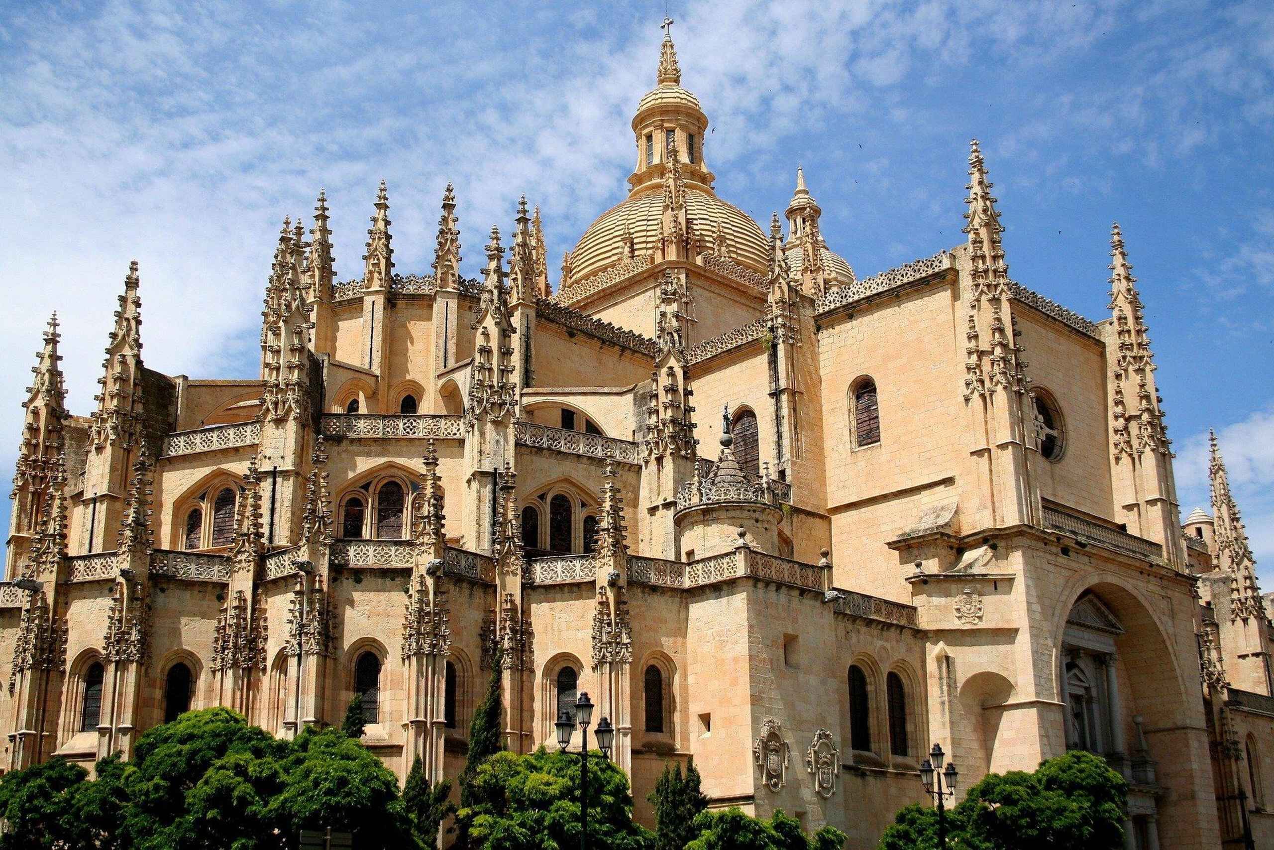 Segovia: Guided Walking Tour with Cathedral & Alcázar Entry