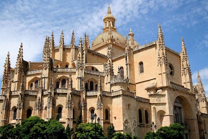 Segovia: Tour guidato a piedi con ingresso alla Cattedrale e all'Alcázar