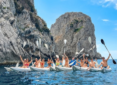 Capri: Kajakpaddling vid grottor och stränder