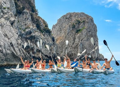 カプリ島：洞窟とビーチ カヤックツアー