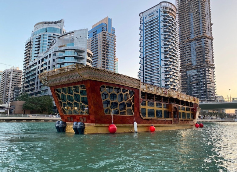 Dubai Marina: Dinner Cruise in a Traditional Boat
