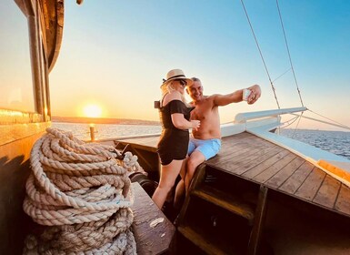 Rhodes : Croisière au coucher du soleil avec barbecue grec et boissons à vo...