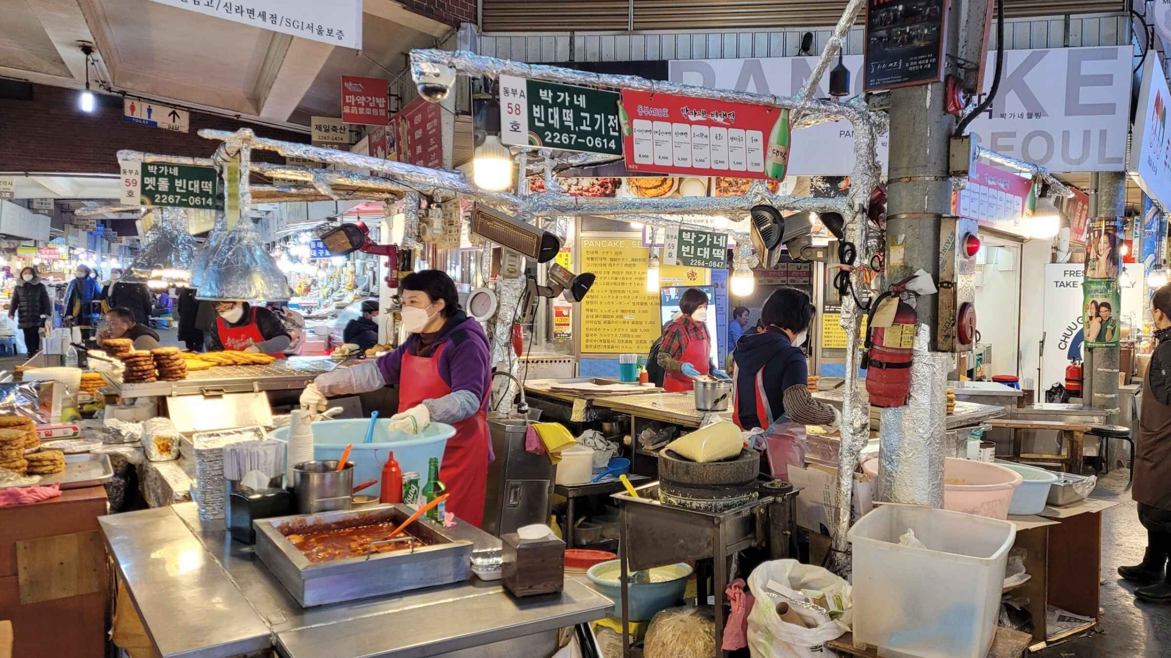 Seoul: Gwangjang Market Food & Night Fortress walk