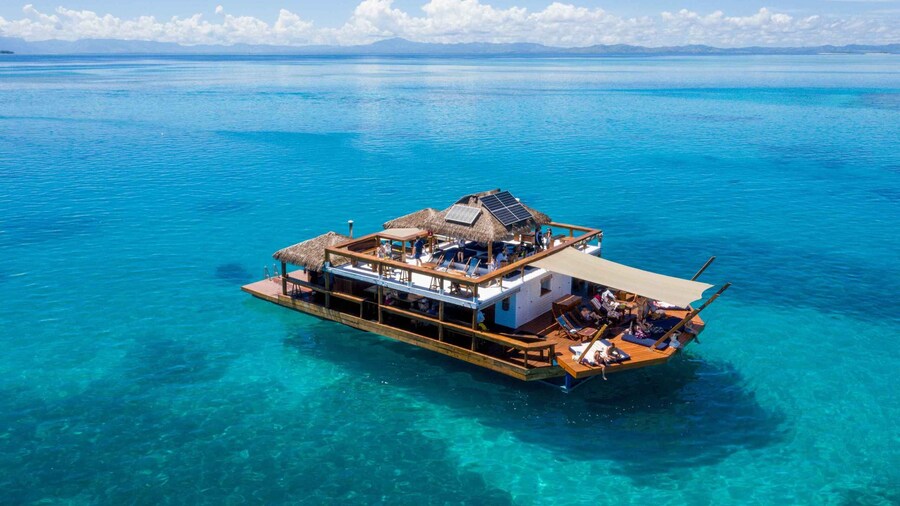 Fiji : Cloud 9 Floating Bar and Pizzeria Day Trip