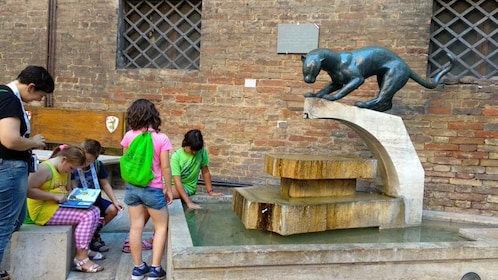 Siena: Tour a piedi autoguidato dei 17 animali fantastici