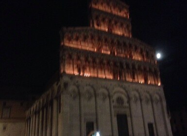 Lucca: recorrido guiado a pie por la ciudad por la noche