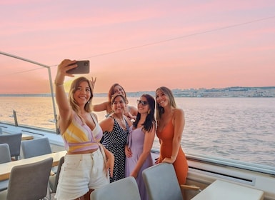 Lisboa: Crucero por el Tajo al Atardecer con Bebida de Bienvenida