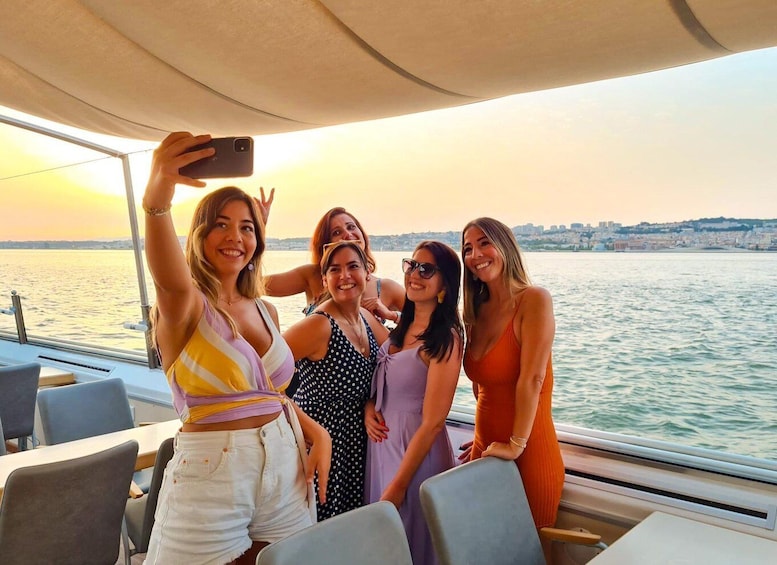 Lisbon: Tejo River Sunset Cruise with Welcome Drink