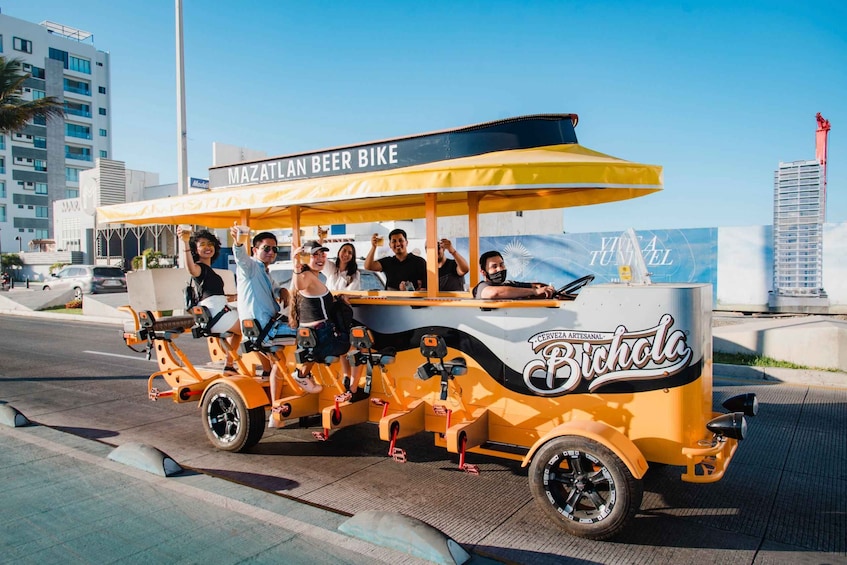 Mazatlan: Seafront Boardwalk Beer Bike Tour