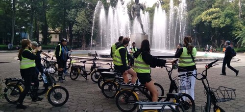 タコスストップ付きの電動自転車シティツアー。