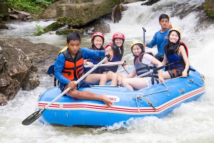 Phuket: rafting en aguas bravas y aventura en la jungla con almuerzo