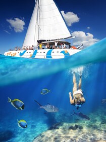 Puerto Plata: Catamaran Snorkelling Trip with Buffet