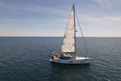 Desde Lagos: crucero de medio día en yate por Ponta da Piedade