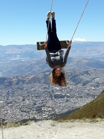 Desde Quito: Teleférico, Museo Intiñan y Visita a la Ciudad Colonial