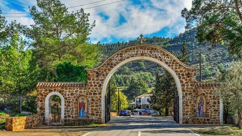 阿依納帕的迷你山地吉普車野生動物園