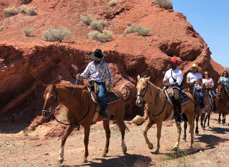 Las Vegas: Desert Horseback Riding Tour with Breakfast