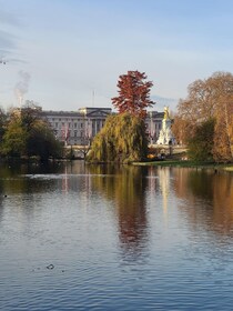 London: Three Palaces Guided Walking Tour and High Tea