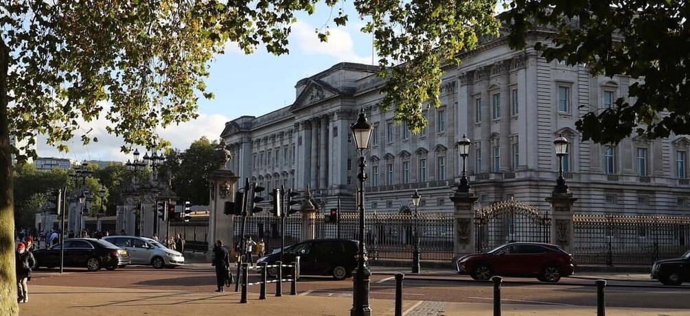 London: Three Palaces Walk & Tea at Kensington Palace