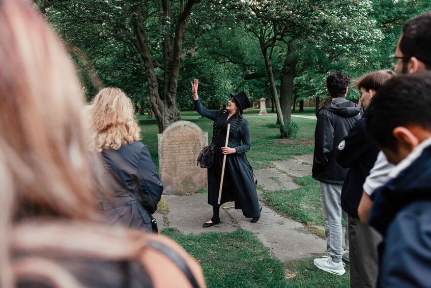 Picture 11 for Activity St James' Secret Garden Cemetery Shivers Ghost Tour