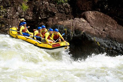 Rafting en el río Tully: Excursión guiada de rafting con cena