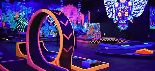 ควีนส์ทาวน์: Indoor Putt 'n' Glow Mini Golf