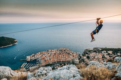 Dubrovnik: Zip Line ervaring bij zonsondergang gevolgd door wijn
