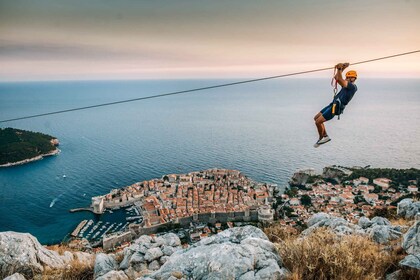 Dubrovnik: Zip Line ervaring bij zonsondergang gevolgd door wijn