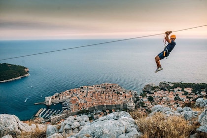 Dubrovnik: experiencia en tirolesa al atardecer seguida de vino