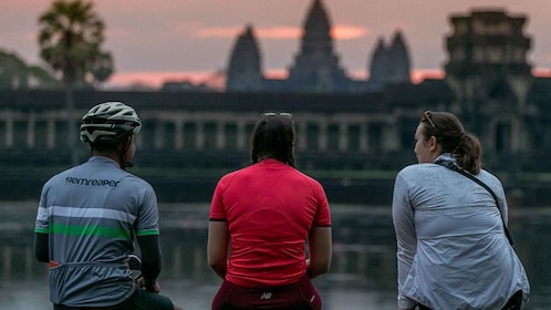 Angkor Wat: Excursión guiada en bicicleta al amanecer con desayuno y almuer...
