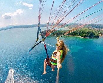 Corfu: Parasailing bij de stad Corfu