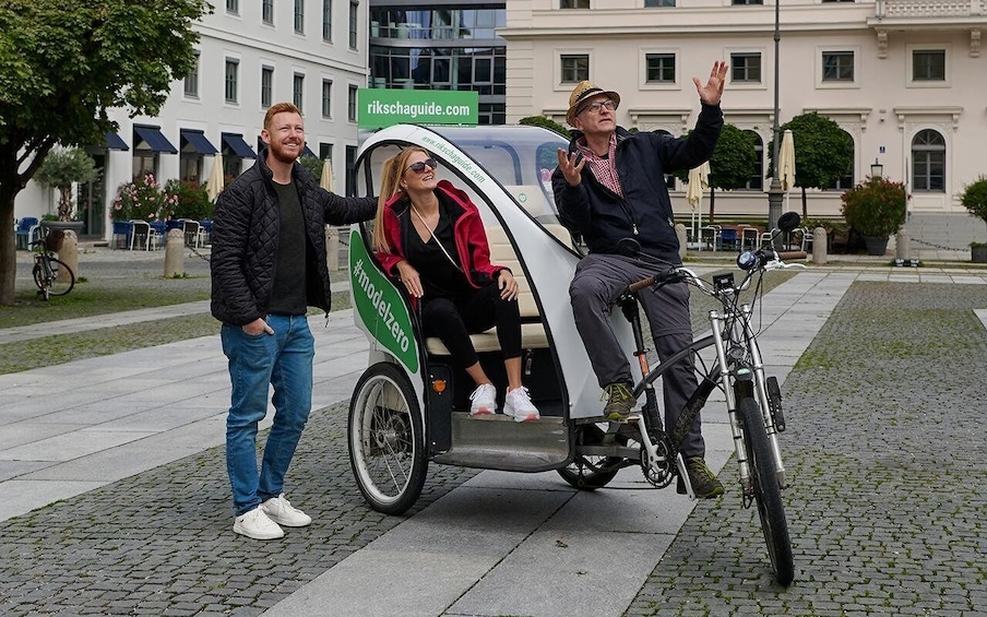 Munich: Old Town and English Garden Rickshaw Tour