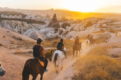 Cappadocia: Tur Menunggang Kuda Saat Matahari Terbenam atau Siang Hari