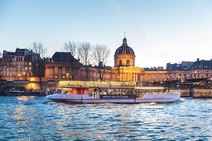 Paris : croisière fluviale en soirée avec musique