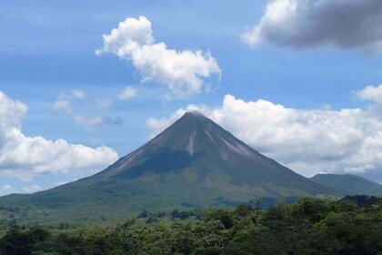 Jaco: Arenal Vulkan, Fortuna Wasserfall und heiße Quellen Tour