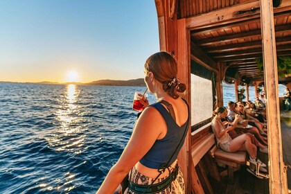 Palma de Mallorca: Bootstour bei Sonnenuntergang mit DJ und Tanzfläche