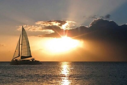 Maui: Ma'alaea Catamaran Sunset Sail with Starters