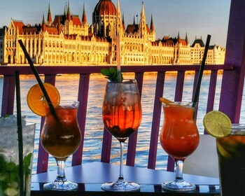 Budapest: Danube Sunset Cocktail Cruise - Winter Edition
