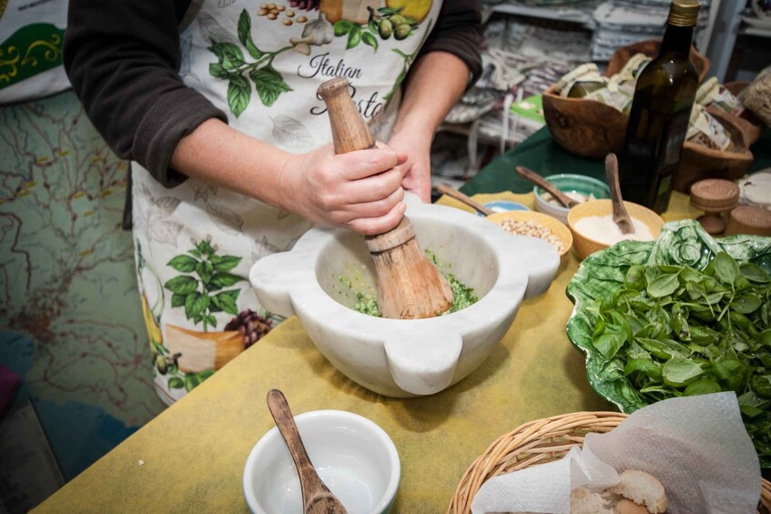 Picture 1 for Activity Levanto: Pesto-Making Class