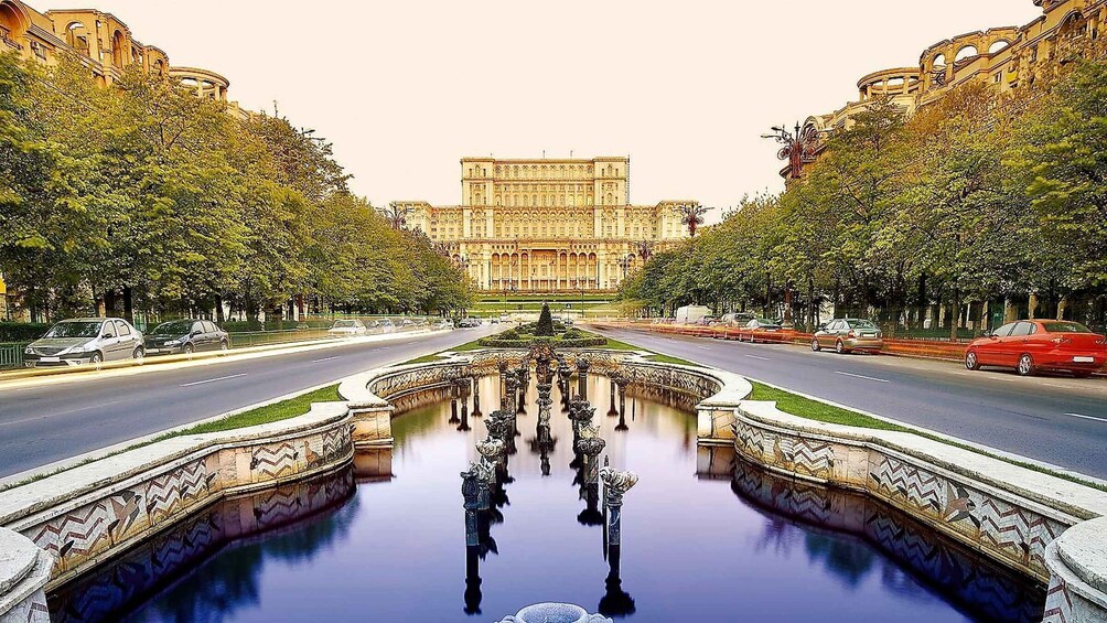 Bucharest: City Highlights Guided Walking Tour