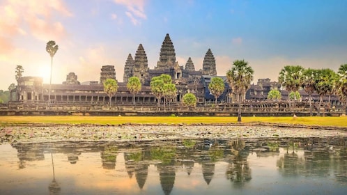 Angkor Wat: tour di 2 giorni all'alba e al villaggio galleggiante