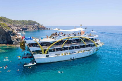 Kemer: viaje en barco de día completo con almuerzo y DJ