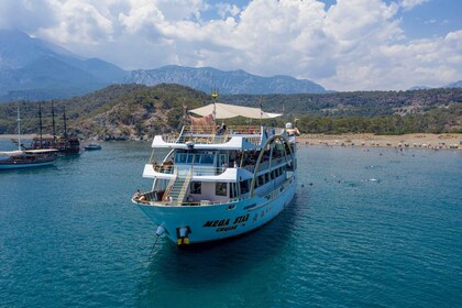 Kemer: viaje en barco de día completo con almuerzo y DJ